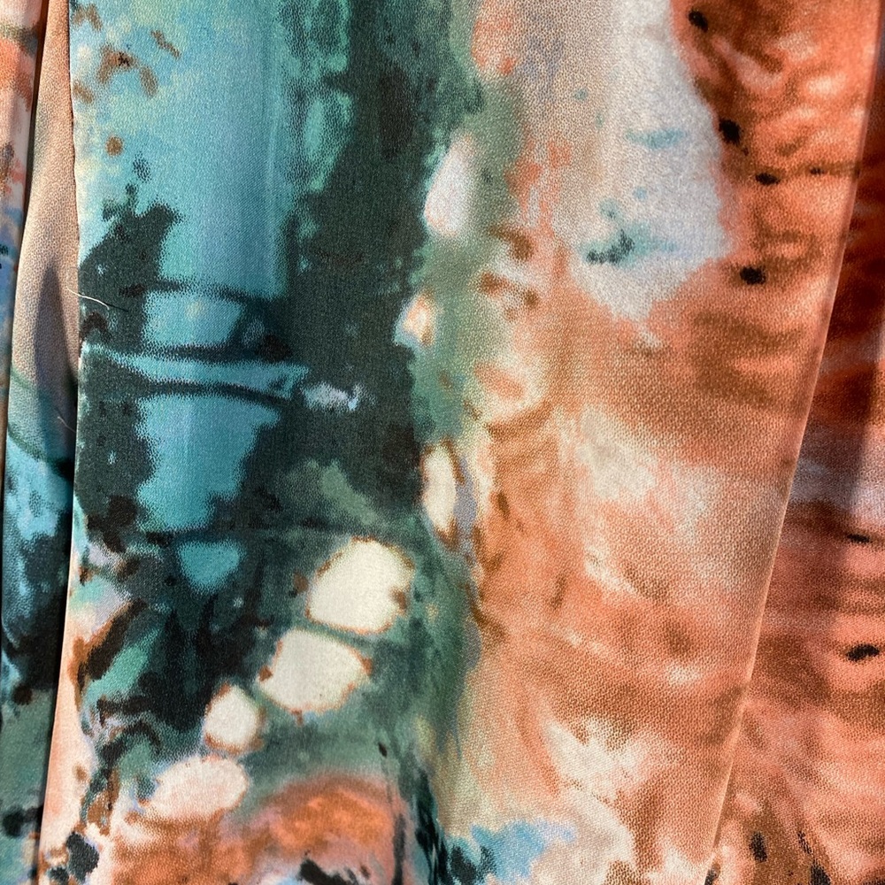 Beautiful, flowing blouse. Long sleeved and light weight. Watercolor print - Picture 3 of 4